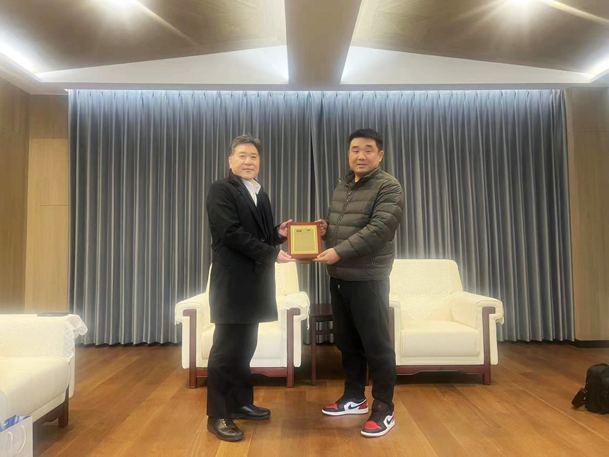 OTC海外事业部长，中国区董事长、副总、机器人部部长，营业担当亲自颁奖